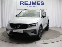 Grå Begagnad 2023 Volvo XC40 Plus SUV | 359 500 kr (Marknadspris)