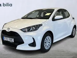 Vit Ny 2024 Toyota Yaris Hybrid Active Halvkombi | 254 900 kr (Marknadspris)
