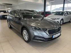 Grå (graphite grey metallic) Begagnad 2024 Skoda Octavia Kombi | 364 900 kr (Marknadspris)