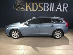 Ljusblå (blå) Begagnad 2017 Volvo V60 Momentum Kombi | 189 800 kr (Marknadspris)