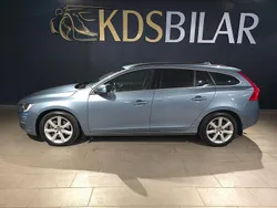 Ljusblå (blå) Begagnad 2017 Volvo V60 Momentum Kombi | 189 800 kr (Marknadspris)