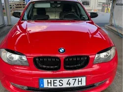 Röd Begagnad 2009 BMW 118 Sport Line Halvkombi | 75 000 kr
