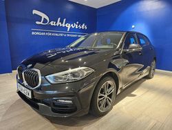 Svart Begagnad 2022 BMW 118 Sport Line Halvkombi | 254 000 kr (Marknadspris)