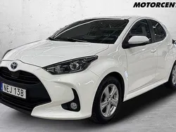 Vit Begagnad 2022 Toyota Yaris Hybrid Halvkombi | 189 900 kr (Bra pris)