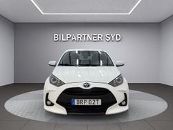 Vit Begagnad 2022 Toyota Yaris Hybrid Active Halvkombi | 164 900 kr (Marknadspris)