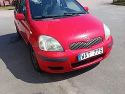 Röd Begagnad 2004 Toyota Yaris Halvkombi | 17 000 kr (Bra pris)