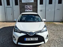 Vit Begagnad 2016 Toyota Yaris Hybrid Active Halvkombi | 132 900 kr (Marknadspris)