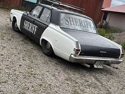 Sheriffmålad Begagnad 1966 Plymouth Valiant Sedan | 60 000 kr