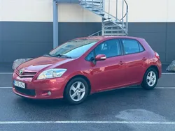 Mörkröd (röd) Begagnad 2011 Toyota Auris Plus Halvkombi | 34 900 kr (Bra pris)
