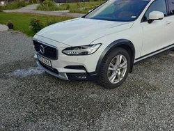 Vit Begagnad 2018 Volvo V90 CC Momentum Kombi | 219 000 kr (Marknadspris)