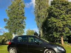 Svart Begagnad 2004 Peugeot 307 Halvkombi | 27 500 kr (Marknadspris)