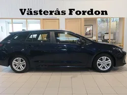 Mörkblå Begagnad 2022 Toyota Corolla Active Kombi | 205 900 kr (Marknadspris)