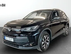 Svart (deep black (endast lagerb) Begagnad 2024 VW Tiguan Life SUV | 484 900 kr
