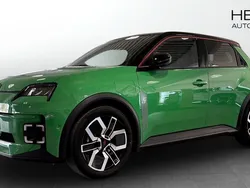 Grön (green) Ny 2025 Renault R5 Techno Halvkombi | 425 700 kr (Marknadspris)