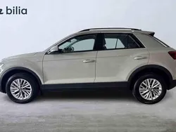 Grå Begagnad 2023 VW T-Roc SUV | 279 000 kr (Marknadspris)