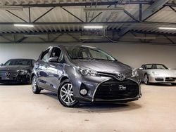 Mörkgrå Begagnad 2015 Toyota Yaris Active Sedan | 109 900 kr (Marknadspris)