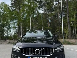 Svart Begagnad 2022 Volvo V60 Kombi | 259 000 kr (Superpris)