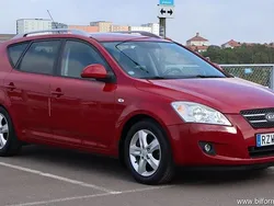 Röd samma som bilen Begagnad 2007 Kia Ceed Sedan | 49 500 kr (Marknadspris)