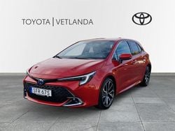 Röd (emotional red pearl) Begagnad 2023 Toyota Corolla Hybrid Executive Halvkombi | 299 000 kr (Marknadspris)