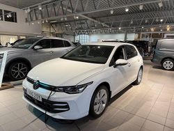 Vit (pure white) Ny 2025 VW Golf VIII Life Kombi | 284 900 kr (Marknadspris)