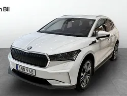 Svart (moon white metallic) Ny 2025 Skoda Enyaq iV SUV | 568 400 kr (Marknadspris)