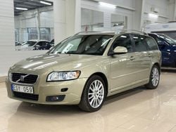 Grön metallic / svart skinnklädsel Begagnad 2010 Volvo V50 Summum Kombi | 54 900 kr (Marknadspris)