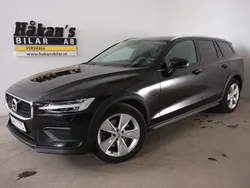 Svart Begagnad 2022 Volvo V60 CC Momentum Kombi | 389 500 kr (Marknadspris)