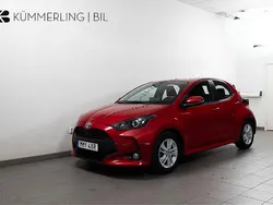 Röd Begagnad 2022 Toyota Yaris Hybrid Active Halvkombi | 184 900 kr (Bra pris)