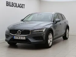 Grå Begagnad 2024 Volvo V60 CC Core Kombi | 384 800 kr (Marknadspris)
