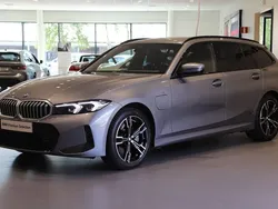 Grå Begagnad 2024 BMW 330e Comfort Edition Kombi | 549 000 kr (Marknadspris)