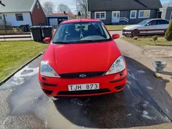 Röd Begagnad 2002 Ford Focus Halvkombi | 14 999 kr (Marknadspris)