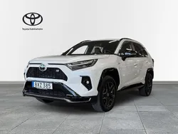 Vit Begagnad 2023 Toyota RAV4 Hybrid Sport SUV | 569 900 kr (Marknadspris)