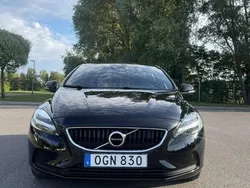 Svart Begagnad 2017 Volvo V40 Momentum Kombi | 200 000 kr (Marknadspris)