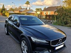 Svart Begagnad 2022 Volvo V60 CC Momentum Kombi | 249 000 kr (Superpris)