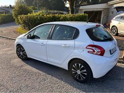 Vit Begagnad 2015 Peugeot 208 Halvkombi | 68 500 kr (Marknadspris)
