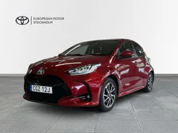 Röd Begagnad 2020 Toyota Yaris Hybrid Active Halvkombi | 174 900 kr (Marknadspris)