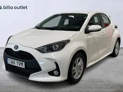Vit Begagnad 2023 Toyota Yaris Hybrid Active Halvkombi | 229 000 kr (Marknadspris)