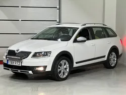 Vit Begagnad 2015 Skoda Octavia Scout Kombi | 119 400 kr (Marknadspris)