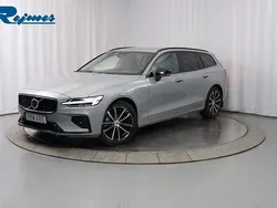Grå (vapour grey metallic) Begagnad 2025 Volvo V60 Plus Kombi | 489 900 kr (Marknadspris)
