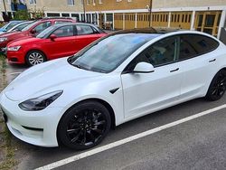 Pärlvit metallic Begagnad 2021 Tesla Model 3 Long Range AWD Sedan | 349 000 kr (Lite dyr)
