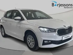 Vit Ny 2025 Skoda Fabia Selection Halvkombi | 262 400 kr (Marknadspris)