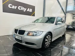 Ljusgrå (grå) Begagnad 2005 BMW 320 Advantage Sedan | 54 900 kr (Marknadspris)
