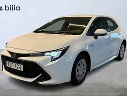 Vit Begagnad 2022 Toyota Corolla Hybrid Halvkombi | 214 900 kr
