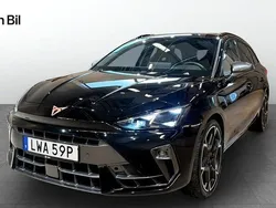 Svart (midnight black metallic) Begagnad 2024 Cupra Leon VZ Kombi | 449 900 kr