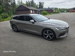 Grå Begagnad 2022 Volvo V60 Kombi | 220 000 kr (Marknadspris)