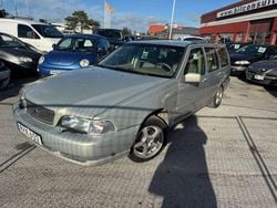 Ljusgrå (silversand metallic) Begagnad 2000 Volvo V70 Standard Kombi | 28 500 kr (Dyr)