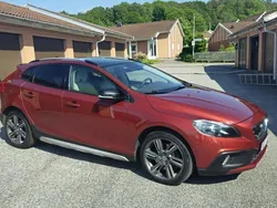 Röd Begagnad 2013 Volvo V40 CC Summum Kombi | 139 000 kr