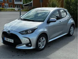 Silver Begagnad 2023 Toyota Yaris Hybrid Halvkombi | 217 900 kr (Marknadspris)