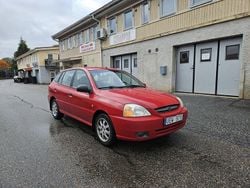 Röd Begagnad 2003 Kia Rio Kombi | 15 000 kr