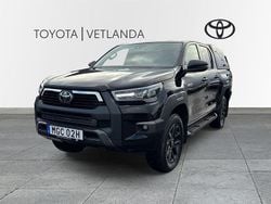 Svart (black mica metallic) Begagnad 2025 Toyota HiLux Pickup | 748 750 kr (Dyr)